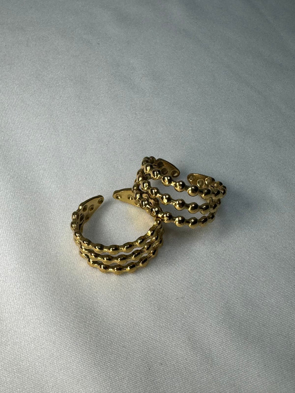 Sortija ajustables de tres líneas en bolitas