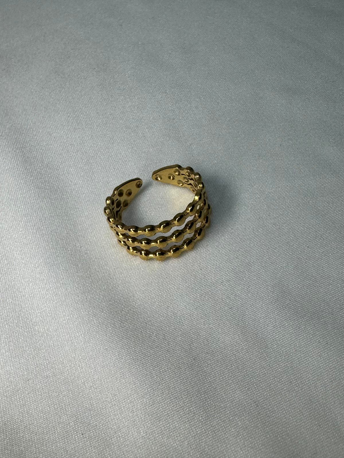 Sortija ajustables de tres líneas en bolitas